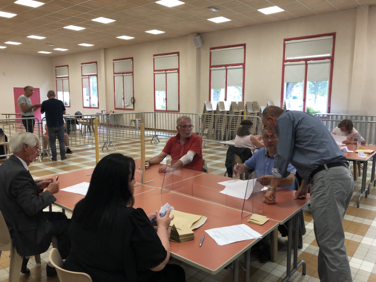 tvtergnier's tweet photo. Le dépouillement avance vite à La Fère. La table 2 vient de terminer. #election02 https://t.co/0SWId2nNf4