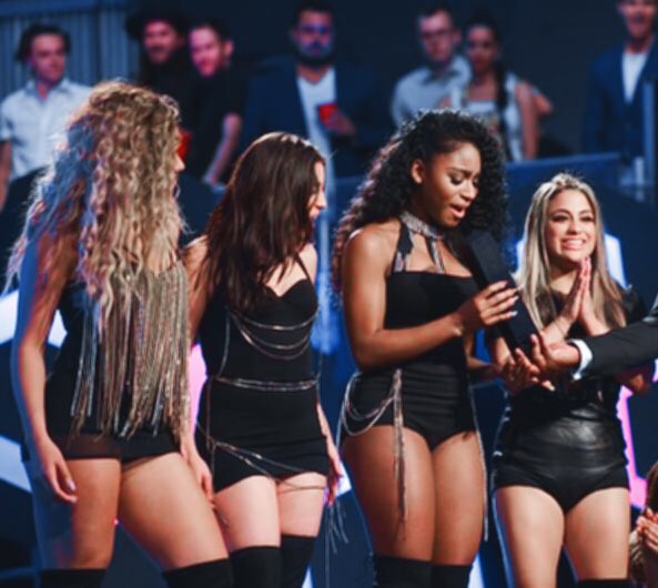 5hthrowbackss's tweet photo. june 19th, 2016 — Fifth Harmony accepting their award at the #MMVAs https://t.co/Vi1wDMI1np