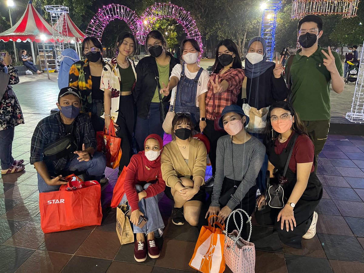 RaAlwini's tweet photo. yeayy pertama kali ke jakarta fair🐣🦋🐝🙈💙 
#JakartaFair2022 https://t.co/tBUjh5EfVc