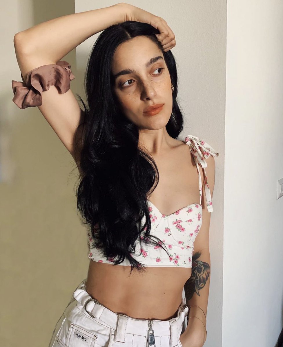 scatto matto! 😅📸

Il mio amore mi ha immortalata mentre osservavo scaltra la vicina sul balcone farsi la ceretta alla fessa… 🫢🫣