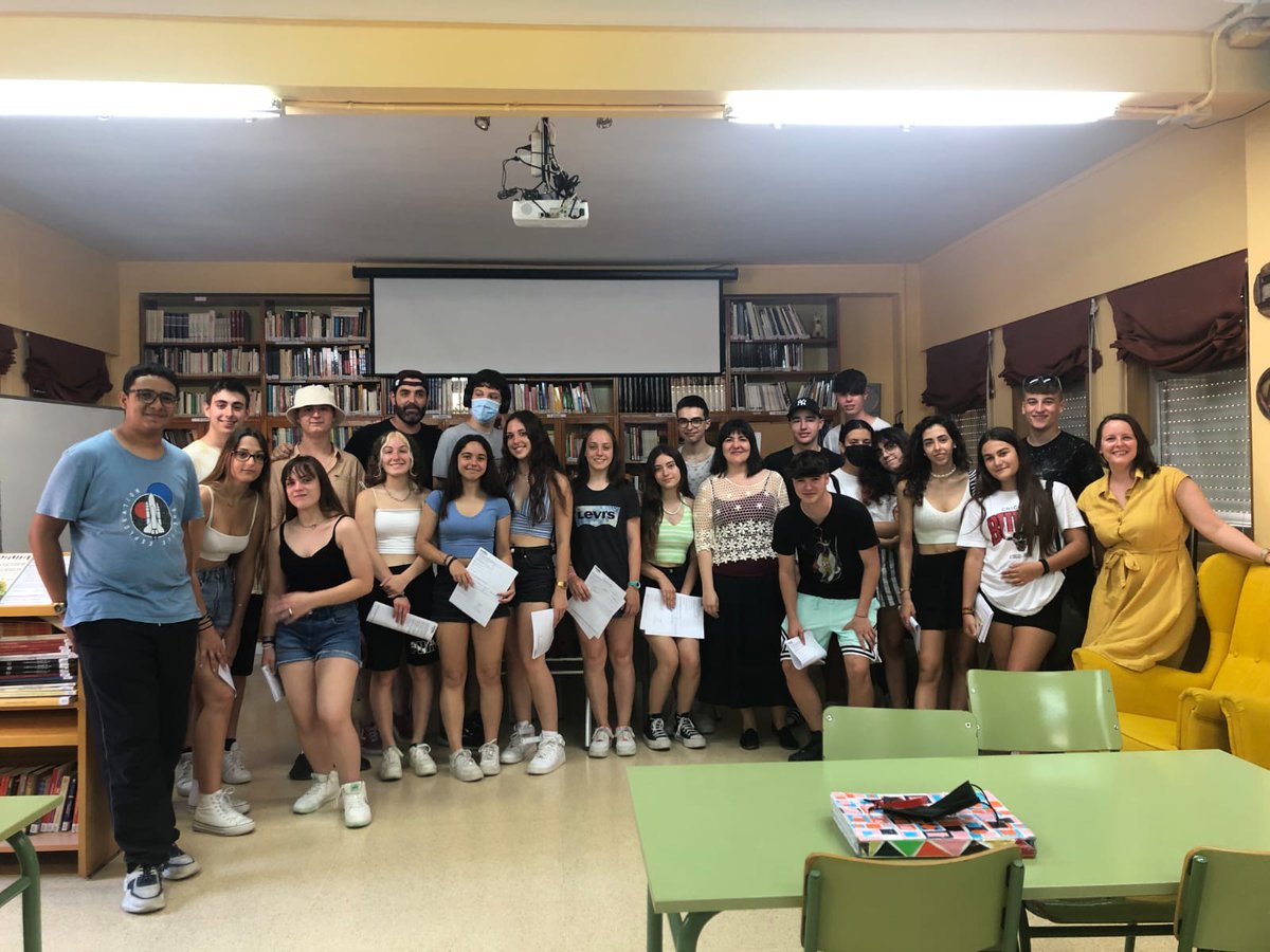 Despedida emotiva de nuestro alumnado de 4°A <a href="/IES_Andalan/">IES Andalán</a>. Os deseamos mucha suerte.  
#findeunciclo
#principiodealgonuevo
<a href="/BiblioAndalan/">Biblioteca IES Andalán</a>
<a href="/salocarmen/">carmen</a> 
<a href="/IsabelBaranda/">Isabel Baranda Casorrán</a>
