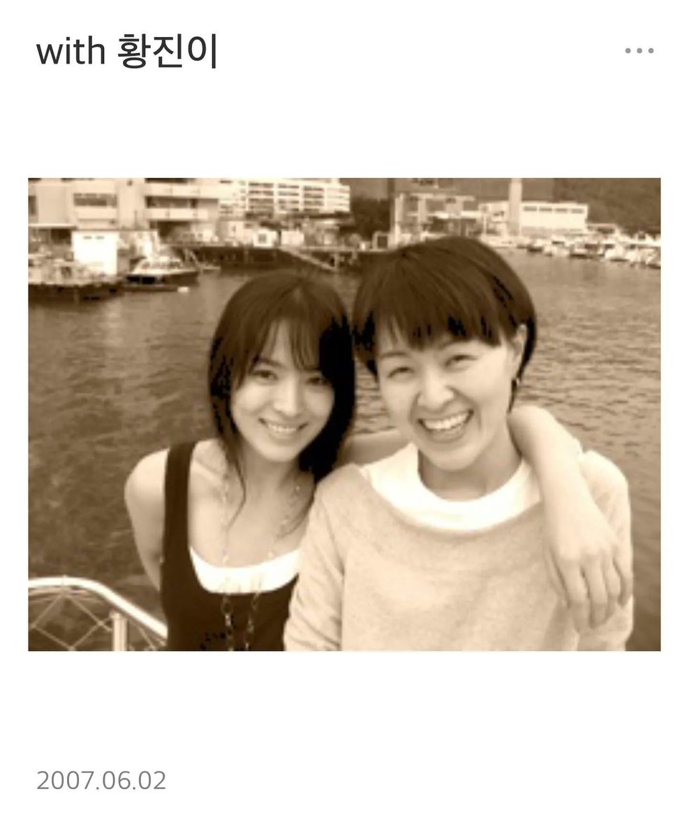📸 | Dong Sun Sheen atualizou seu instagram (@/dongsunsheen) com algumas fotos antigas da atriz #SongHyeKyo.

Legendas:
 'Fotos que encontrei na pasta Celebridades da #Cosmopolitan #FashionDirector grata por trabalhar ao redor do mundo com os melhores artistas.'

#송혜교