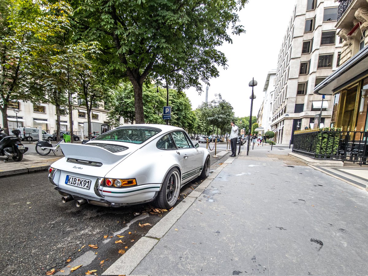 wice9721's tweet photo. Aujourd'hui en traînant dans Paris à la recherche de bagnoles rares au niveau du Plaza Athénée, je suis tombé sur ça
Une #kaege rétro turbo, elle ressemble à une 2.7 RS, mais en réalité c'est une 993 turbo
Cc @NHoonited @LHoonited https://t.co/wJ9N3z5OQw