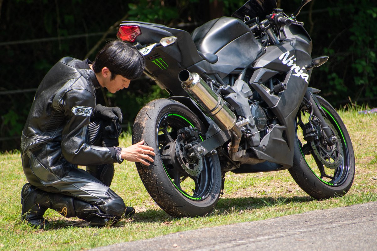 これはタイヤとイチャイチャする俺
手フェチに刺され