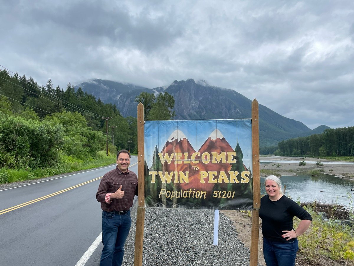 J2 has landed in Seattle for <a href="/InterSystems/">InterSystems</a> #GlobalSummit22! First stop? Twin Peaks for pie and black coffee! See you at the conference! #HealthIT #Interoperability #TheOwlsAreNotWhatTheySeem