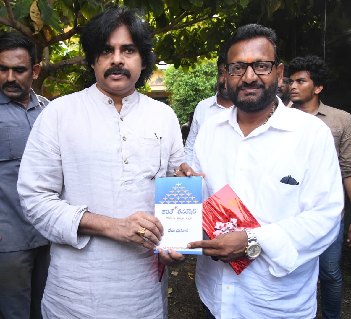 JanaSenaParty's tweet photo. జనసేన పార్టీ అధ్యక్షులు శ్రీ @PawanKalyan గారిని ఒంగోలుకు చెందిన శ్రీ సుబ్బారావు గుప్తా ఆదివారం సాయంత్రం పెద జాగర్లమూడిలో కలిశారు. వైసీపీ నాయకులు తనపై దాడి చేయడం, ప్రభుత్వం వేధింపులకు గురి చేయడాన్ని శ్రీ పవన్ కళ్యాణ్ గారి దృష్టికి తీసుకు వెళ్లారు. https://t.co/WExE6hfvsd