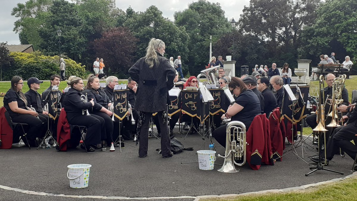 Lovely to play for the first time in Happy Mount Park #Morecambe today. Hopefully we'll be there again next year <a href="/LancasterCC/">Lancaster City Council</a> 

Oh, and the dinosaur followed us from Southport...