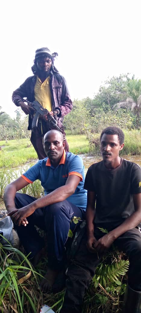 Bienfaiteur7's tweet photo. Two men from the Banyamulenge community about to be killed in salamabila⁦@UNOSAPG⁩ ⁦⁦@WairimuANderitu⁩ ⁦@EuropeanUnion12⁩ ⁦@POTUS⁩ ⁦@MONUSCO⁩ ⁦@Delphino12⁩ https://t.co/G8bRAEQ3OF