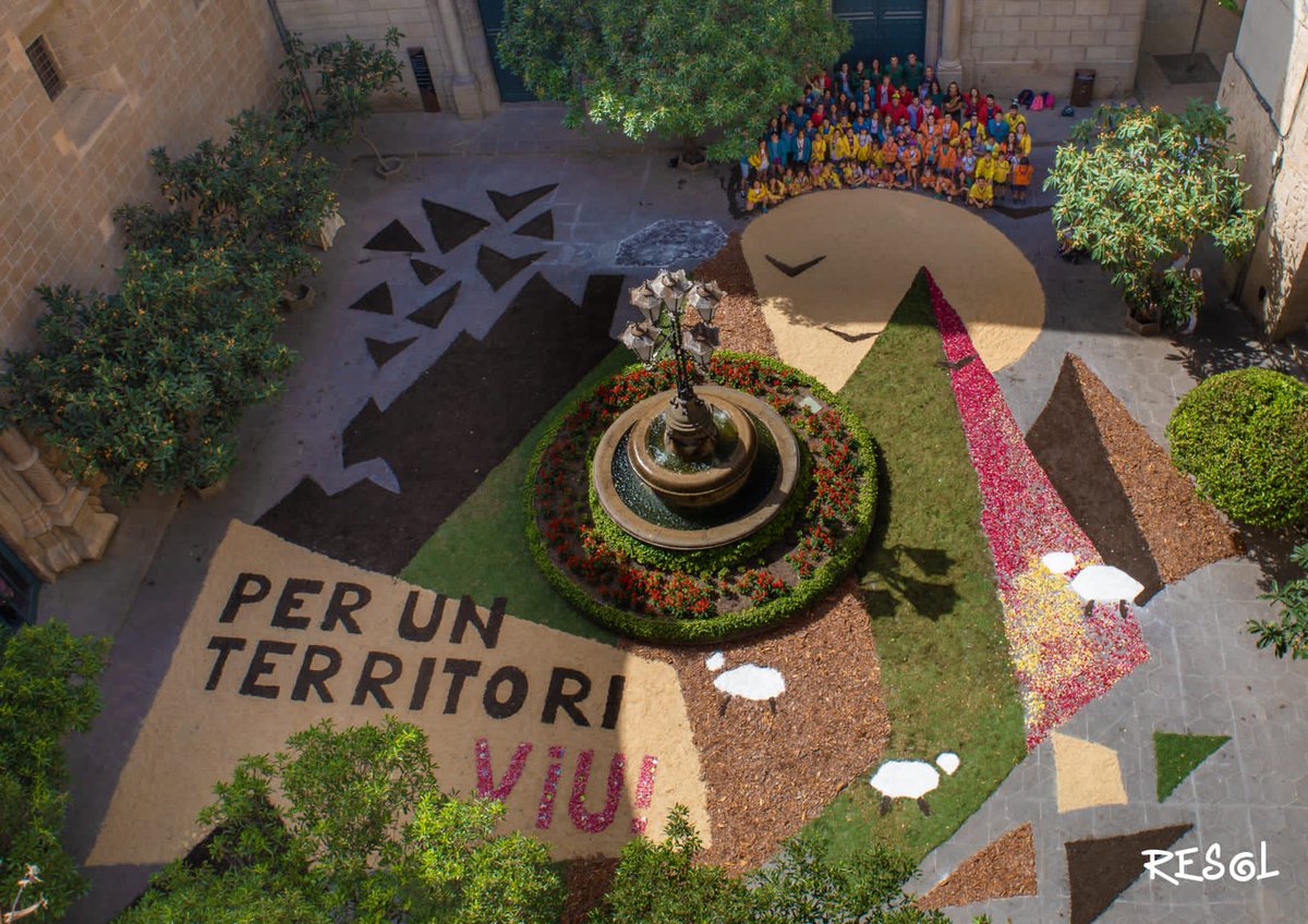 aeigSolsona's tweet photo. Avui hem confeccionat la catifa de Corpus, enguany sota el lema "Per un territori viu".🌿

Amb aquesta catifa es vol reivindicar el model de territori que volem; un que es centri en les espècies que hi viuen i que hi viuran, així com el nostre paper fonamental en preservar-lo.🏔 https://t.co/Rl1x4Z3IBU