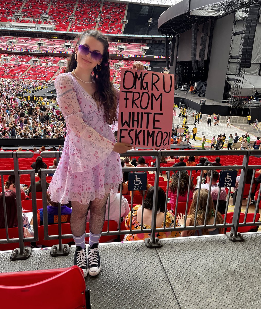 i think this super underground artist from white eskimo is playing at wembley tonight? 

#HSLOTWembley #WembleyN2 #HarryStyles #HarrieStyles #hslot