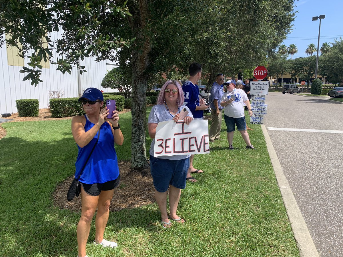 TimWronka's tweet photo. Despite last night’s tough loss, several Lightning fans welcomed the team back to Tampa at the airport. They also wanted to wish them a Happy Father’s Day @BN9 #GoBolts #StanleyCup https://t.co/MIbEwvyxgr