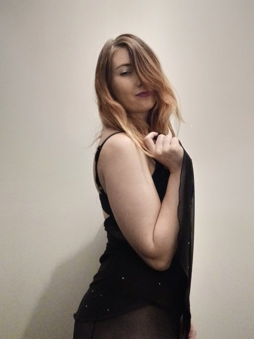 Hello loves!!! I've entered into the 2022 Maxim Covergirl competition!!! Please vote for me 🥰❤️   https://t