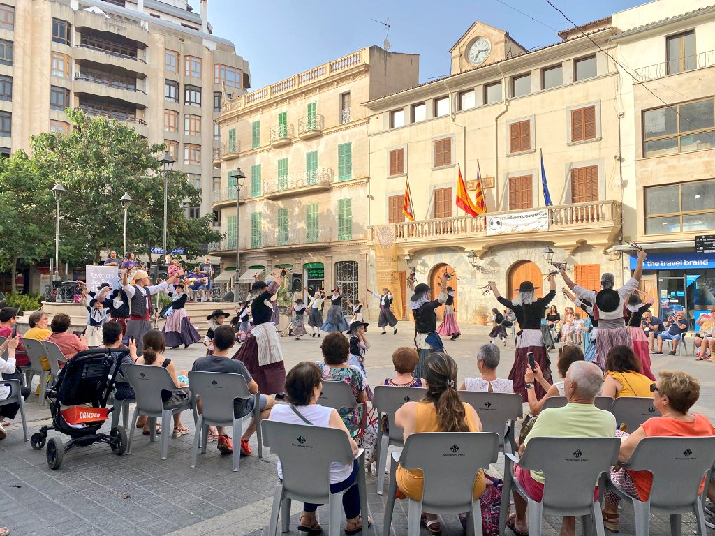 andreucaballero's tweet photo. Comença el fi de curs de l'escola de ball dels @Revetlers_Inca. Enhorabona per la feina ben feta! #EntitatsInca #IncaParticipa https://t.co/WUC0EUFWk7
