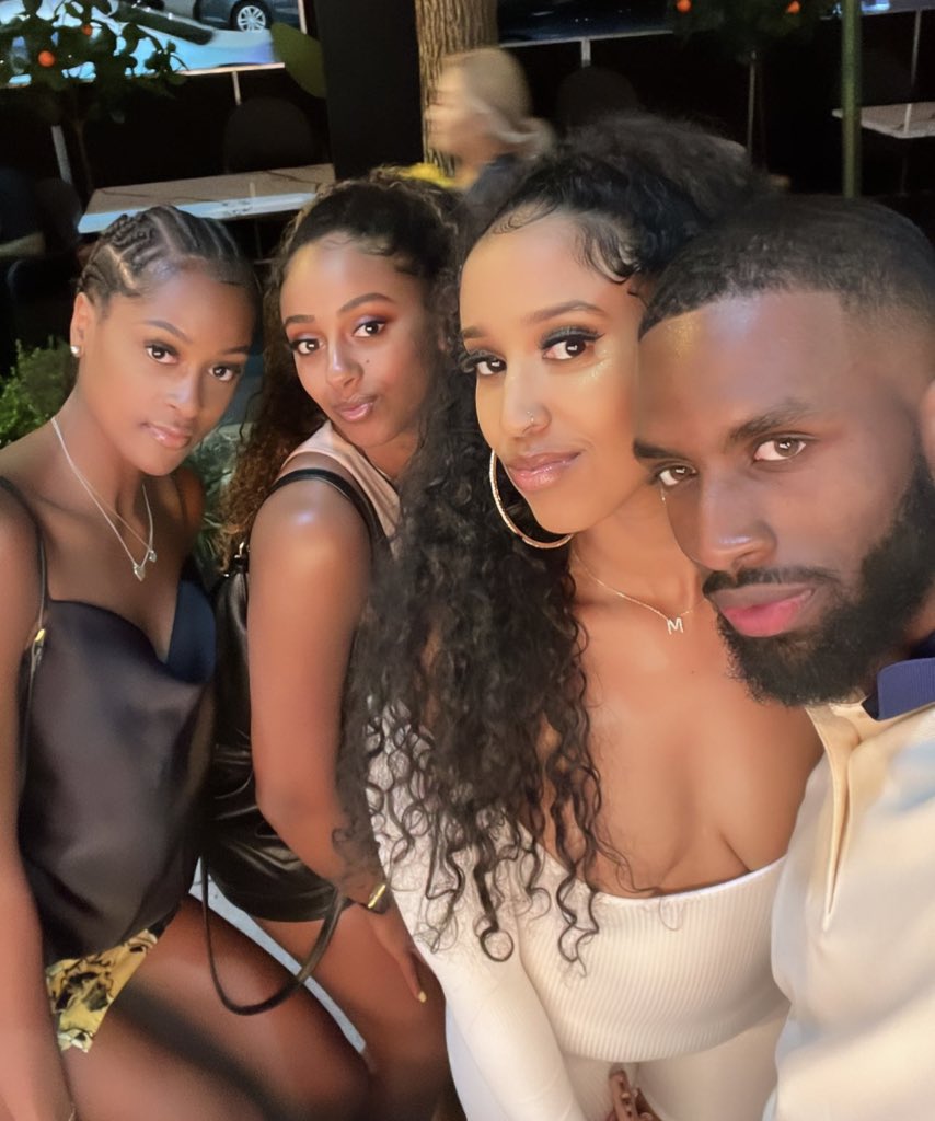 tommyschat_'s tweet photo. me and my pretty friends https://t.co/tlGQsjmolN