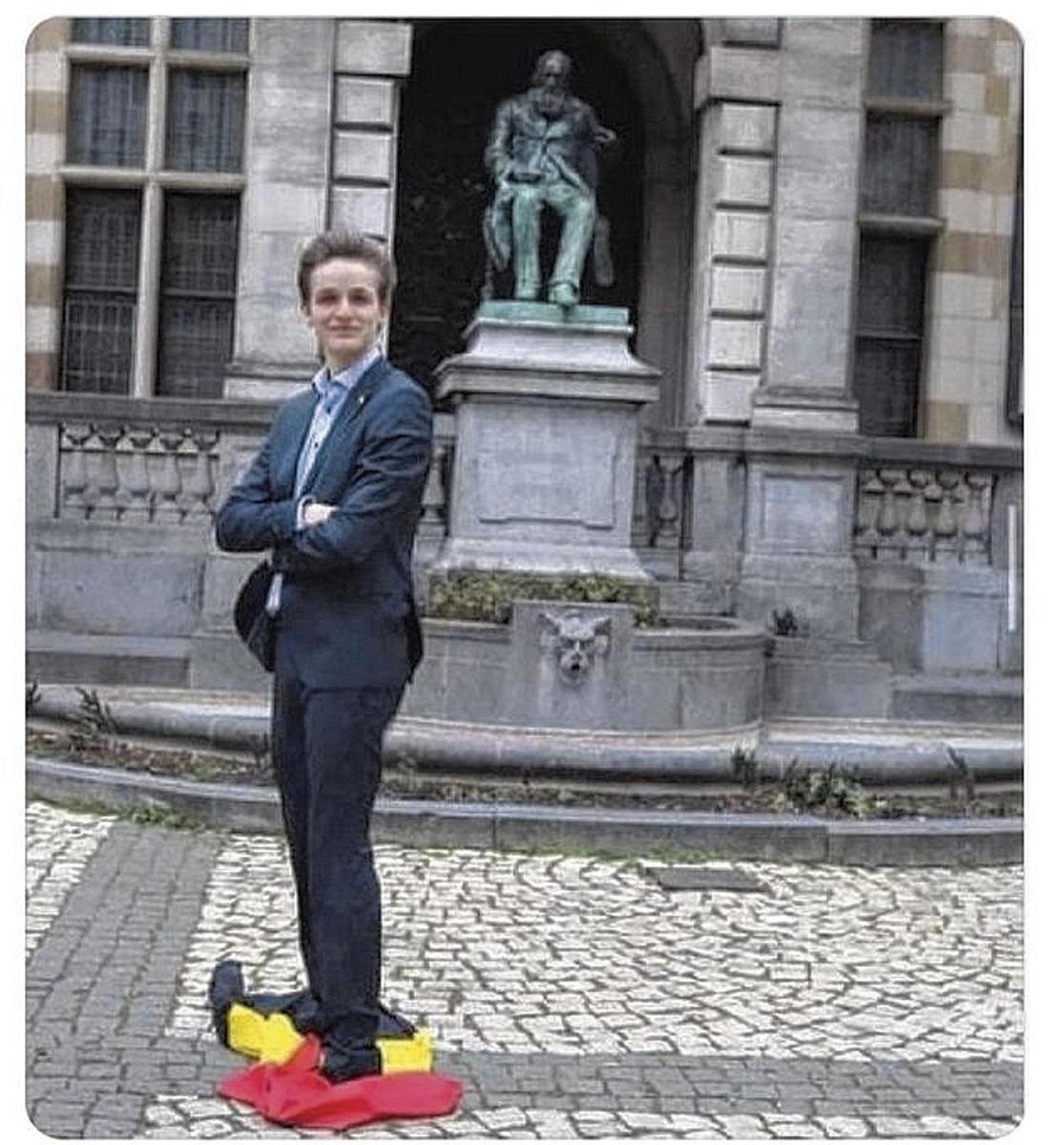 Argusoog1's tweet photo. @y3rnaux @Art_Ritis @Jongnva ‼️@Jongnva = pur sang crapule‼️🤮
Het stikt ervan de Schild &Vriendjes, inclusief hun eigen nazi-voorzitter!👇
#PutainPutain https://t.co/P2TdXeGQE2