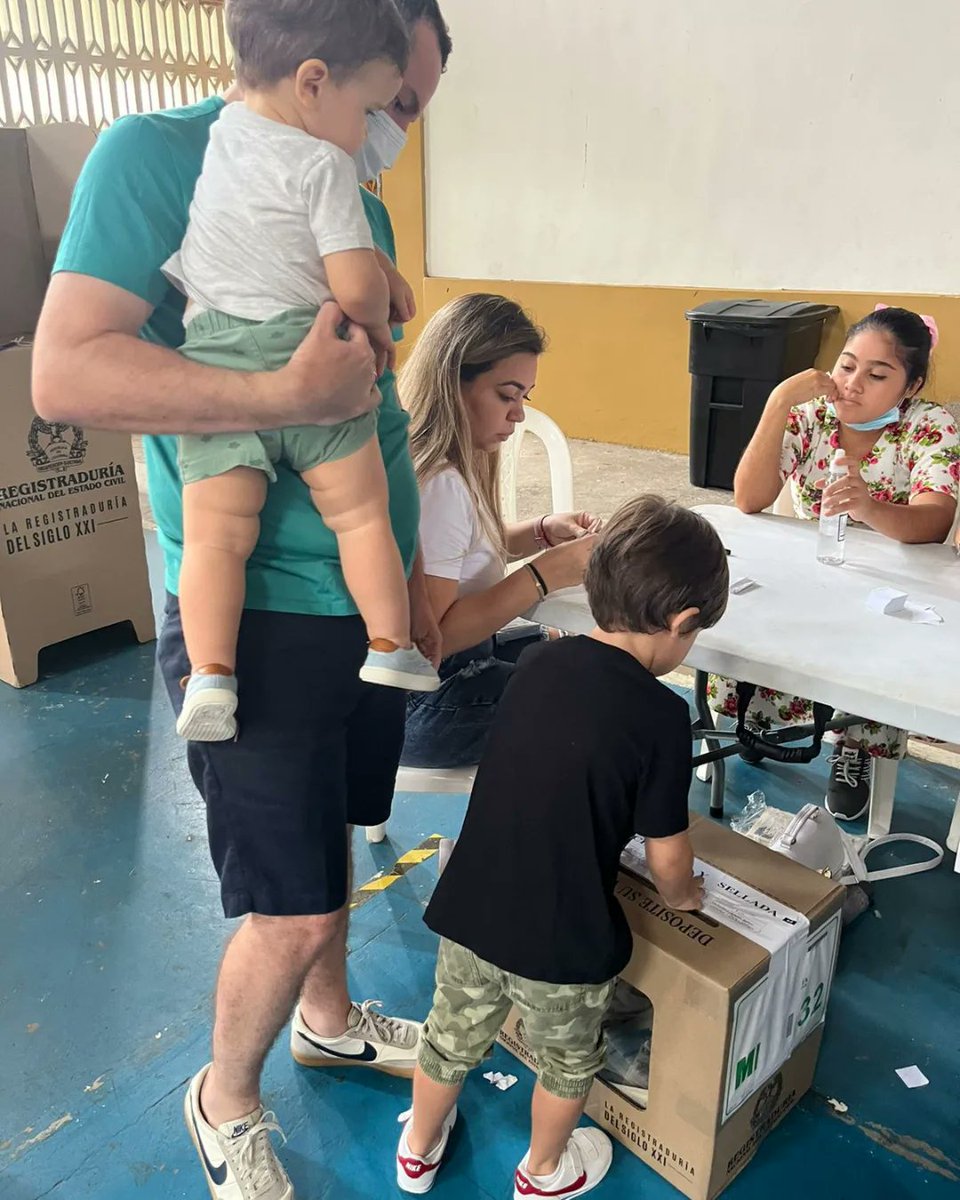 MiguelVergaraC's tweet photo. Hoy todos a ejercer el derecho al voto. Que ni la lluvia nos impida defender la democracia. https://t.co/sdPQDrtST9