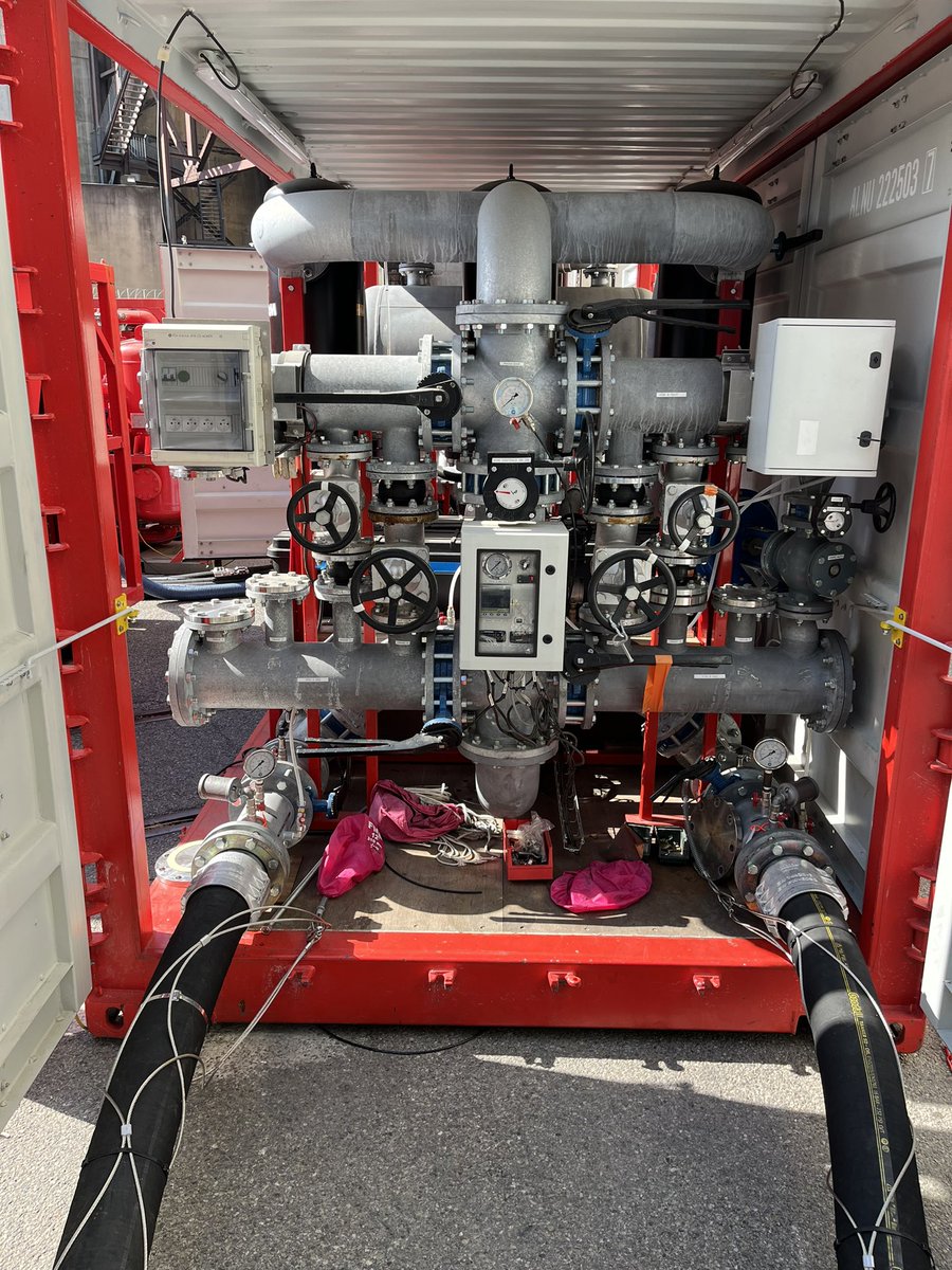 NicolasCAUBERG1's tweet photo. Par ces deux tuyaux noirs en bas de la photo vont transiter plus de 20000 m3/h d’air, ce qui nous permettra de mettre en pression le #batimentreacteur sous pression selon un gradient de 400 mbar/h et d’atteindre la pression d’épreuve (4bar) en 12h @EDFTricastin #VD4 #nucleaire https://t.co/WeHhRgUsmA