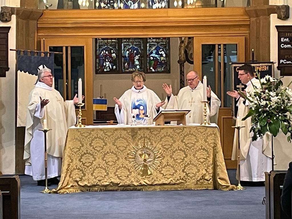 It was lovely today to have the opportunity to thank <a href="/Mobald/">Mo Baldwin</a> for her ministry at @LaurenceChorley over the past 3 yrs &amp; pray for her as she begins a new ministry at St. Ambrose Leyland. @shaunbaldy <a href="/FrPaulR/">Paul Robinson</a> <a href="/cofelancs/">The CofE in Lancashire (Blackburn Diocese)</a> @BpBurnley <a href="/JillLCDuff/">Jill Duff</a>