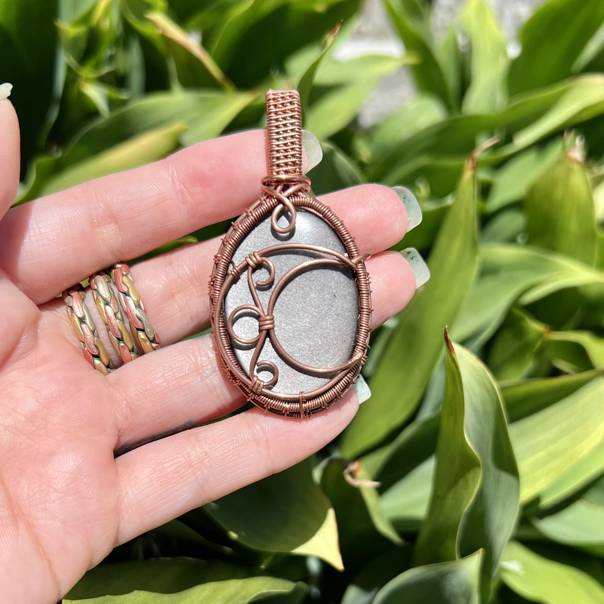 thebeesweavesco's tweet image. All that being said, here are the three pendants live now!
Red Agate, Silver Sheen Obsidian, and Labradorite 🌙🌈

Get them on my shop, listed below ✨