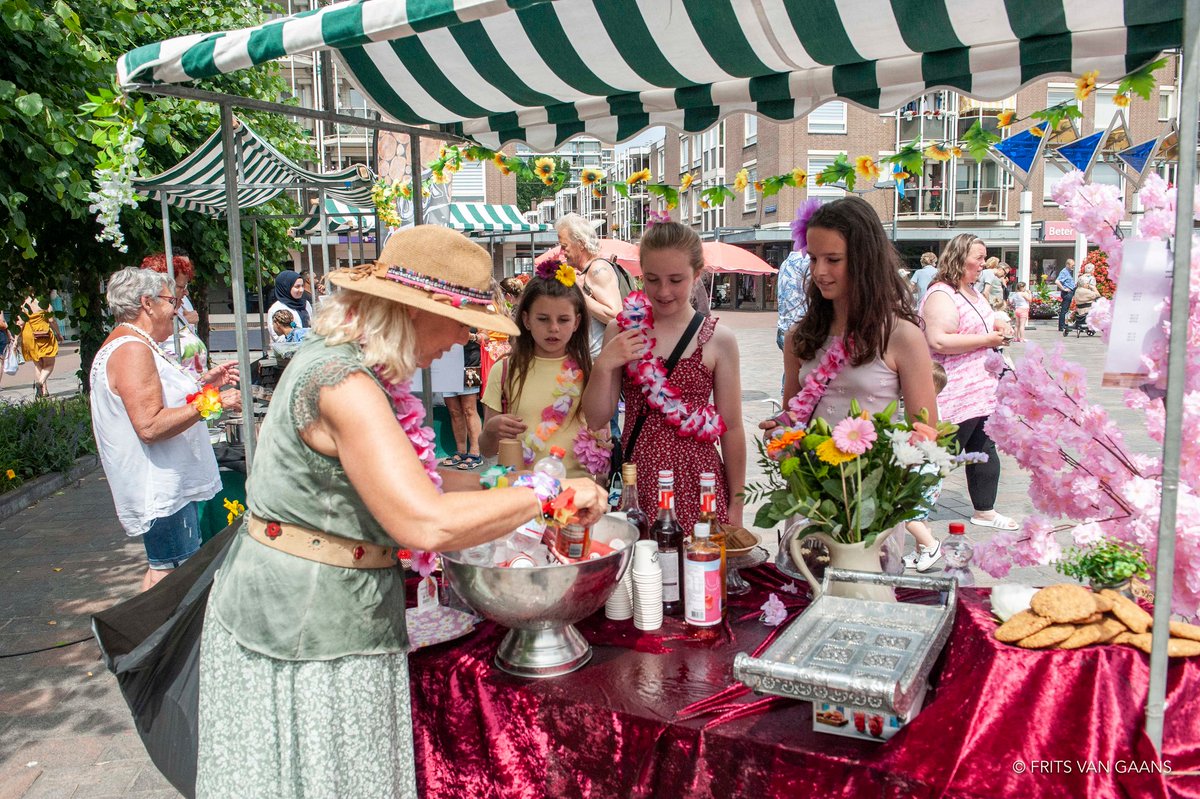 Gisteren bloemengroet in #Loosduinen. Startsignaal door stadsdeeldirecteur <a href="/boumesho/">Mustapha El Boumeshouli</a> bij molen De Korenaer en daarna met muziek op pad naar gezellige Loosduinse Hoofdplein. #LotusLadies gaven de bloemen. Foto’s: Frits van Gaans