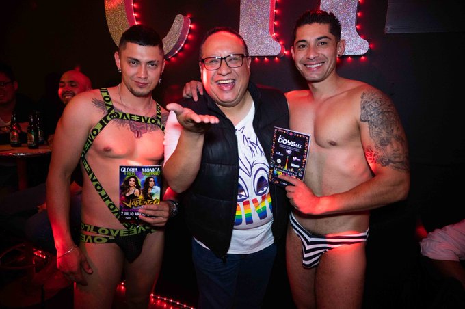 Las noches son calientes en el Club Hombre a Hombre de @CharlyDiazMx Aquí los strippers son toda la noche