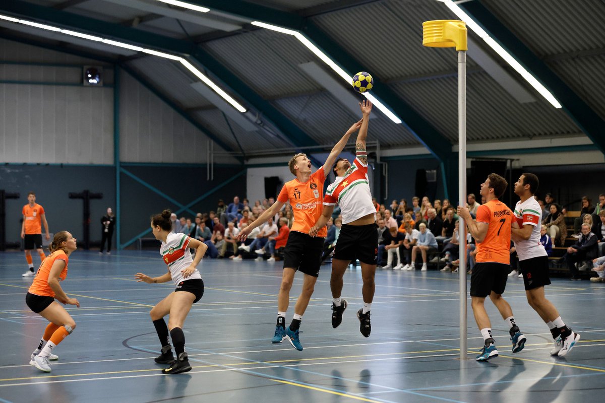 Korfbalpuntnl's tweet photo. Rust bij de interland tussen @teamnlkorfbal en Suriname. In de beginfase pakte Suriname brutaal een voorsprong van vier punten, maar dat heeft TeamNL Korfbal inmiddels ruimschoots goed gemaakt. 

Foto: Marco Spelten, @actiefotografie https://t.co/kN9DYzgB2N