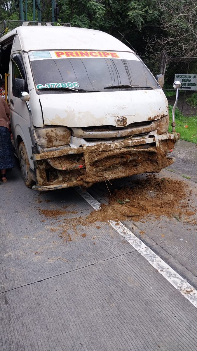 VinicioTVGT's tweet photo. Tras DERRUMBE en el Km 24 Ruta Interamericana (Por San Lucas) @BVoluntariosGT asistieron a 10 personas que se salvaron de quedar SOTERRADAS y que viajaban en un Microbus y en un vehículo particular. https://t.co/CECprH0pLO