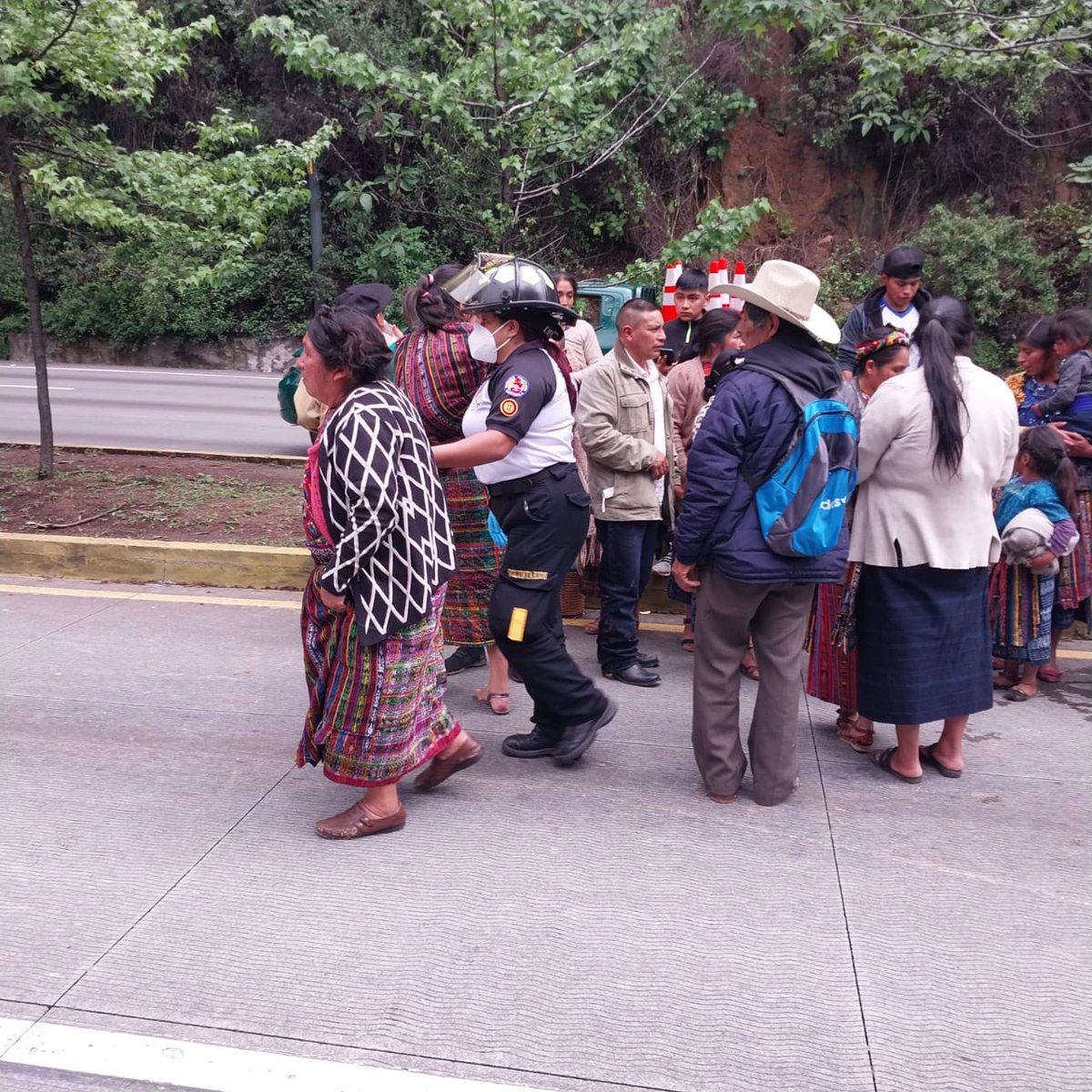 VinicioTVGT's tweet photo. Tras DERRUMBE en el Km 24 Ruta Interamericana (Por San Lucas) @BVoluntariosGT asistieron a 10 personas que se salvaron de quedar SOTERRADAS y que viajaban en un Microbus y en un vehículo particular. https://t.co/CECprH0pLO