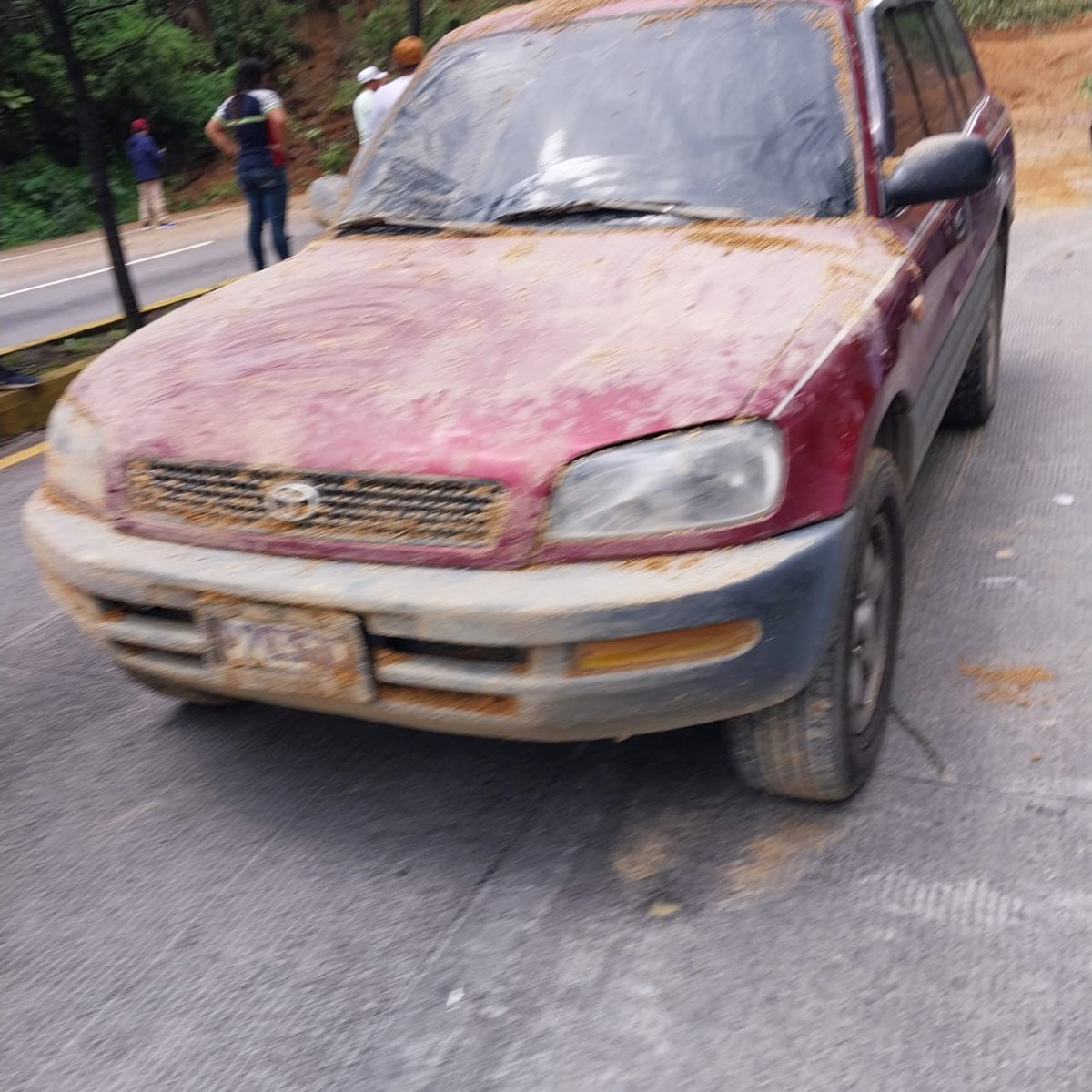 VinicioTVGT's tweet photo. Tras DERRUMBE en el Km 24 Ruta Interamericana (Por San Lucas) @BVoluntariosGT asistieron a 10 personas que se salvaron de quedar SOTERRADAS y que viajaban en un Microbus y en un vehículo particular. https://t.co/CECprH0pLO