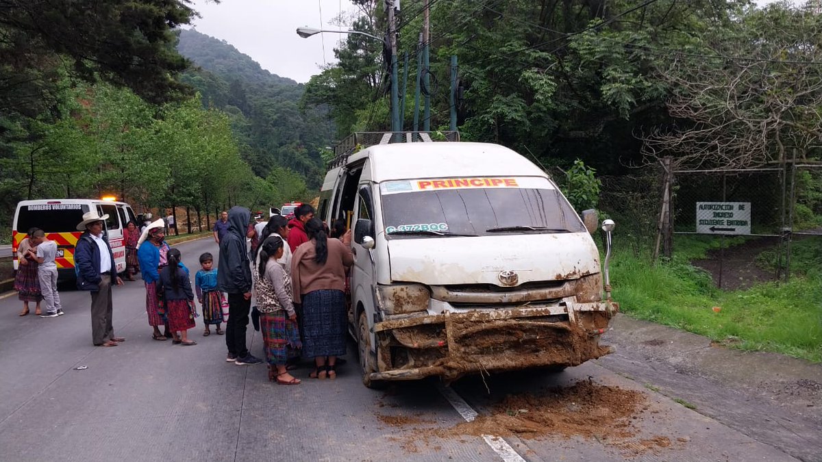 VinicioTVGT's tweet photo. Tras DERRUMBE en el Km 24 Ruta Interamericana (Por San Lucas) @BVoluntariosGT asistieron a 10 personas que se salvaron de quedar SOTERRADAS y que viajaban en un Microbus y en un vehículo particular. https://t.co/CECprH0pLO