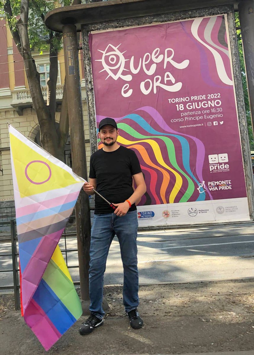 Christian Mori al pride di Torino con la bandiera inclusiva della realtà intersex 💛💜🏳️‍🌈💛 
#TorinoPride
#staffettaintersex #dimanoinmano
#personeintersexealleateinsieme 
#intersexinclusiveprideflag
#Pride
#intersexpride
#intersexyouth