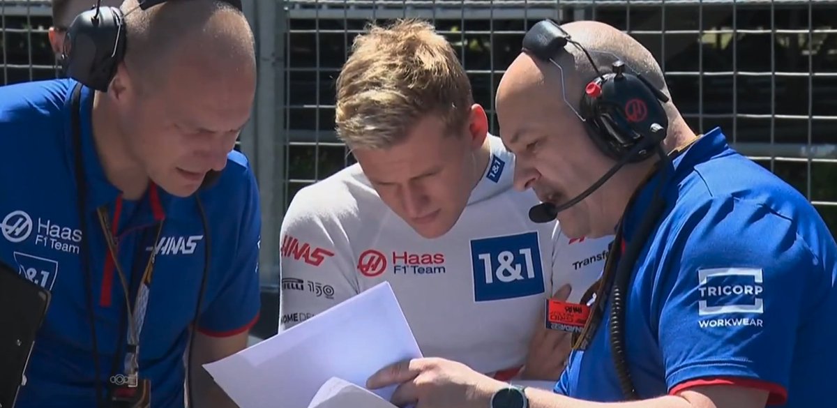 onthepitch_pod's tweet photo. Gleich geht's los!🏁🇨🇦
#Alonso aus Reihe 1, Mick von P6 - wie lautet euer #Podest-Tipp?👏
#F1 #Formel1 #Formula1 #CanadianGP https://t.co/vZpgRwvPsT