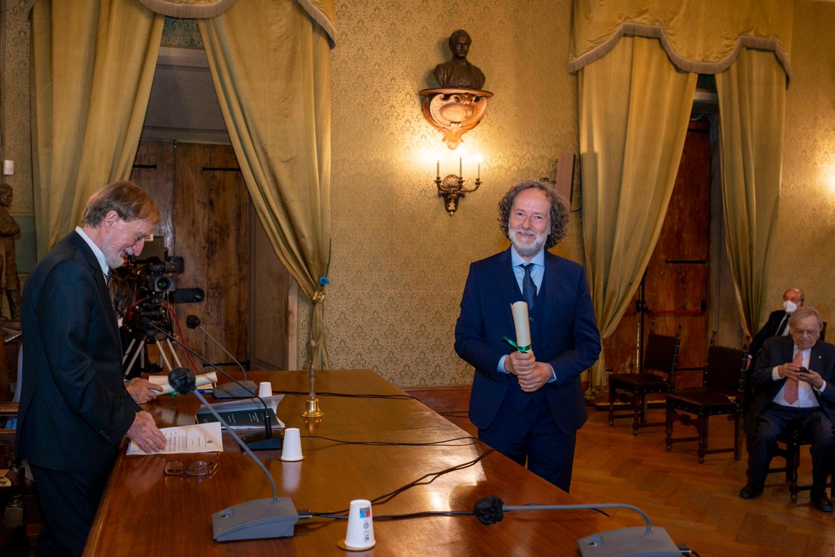 AIRSC_Immagine's tweet photo. Il nostro amico Marco Bertozzi è stato insignito del Premio del Ministro della Cultura per la Critica dell'arte e della poesia, assegnato dall’Accademia Nazionale dei Lincei, presenti il Ministro Franceschini e il Presidente Mattarella. I nostri complimenti più vivi! https://t.co/bWzGAoHZ54