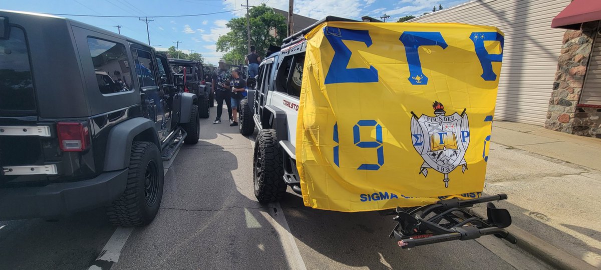 ITsecurityNerd's tweet photo. @TrevorLChandler Have to celebrate with the community @TrevorLChandler Catch me on #Milwaukee @tmj4 news tonight :) The city of Milwaukee throws an awesome #juneteenth parade! https://t.co/hSQYNnKeBM