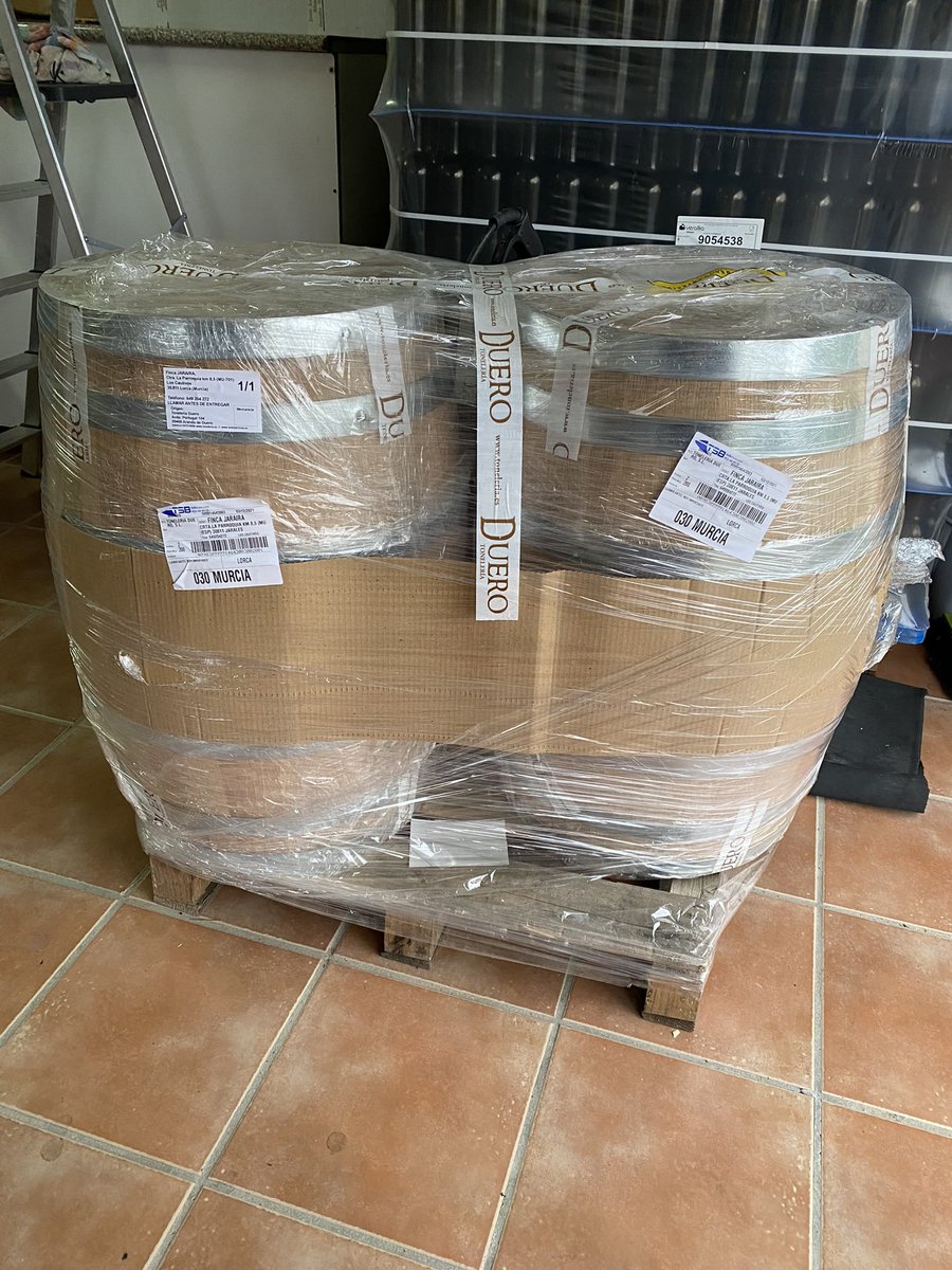 jaraira's tweet photo. Nuevo pequeño salto de calidad.
Hoy hemos estrenado una de las 2 barricas de roble francés adquiridas este invierno.
2a tanda cosecha 2021 será mixta con roble americano ya usado y nuevo francés.
#vinotinto 
#monastrell #syrah 
#barrica 
#roblefrances https://t.co/ecpIO9k7yR
