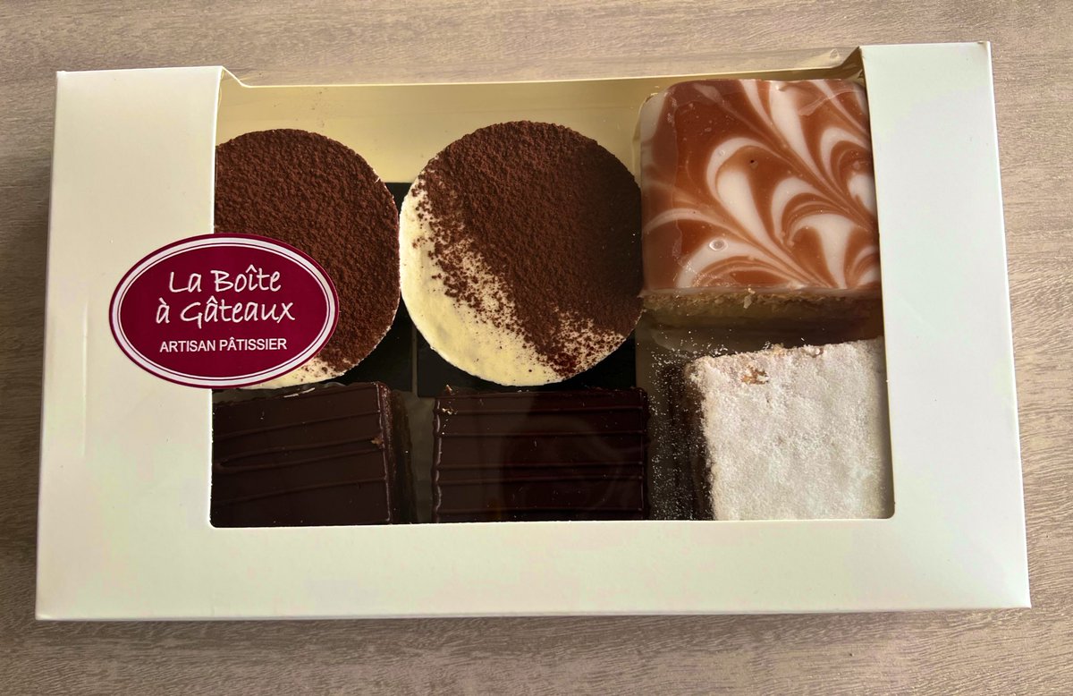 Geeky_Foodie's tweet photo. Ending the day on a sweet note too!! 

Sent by a fellow foodie in Mauritius. 

Supposed to be some of the best desserts in town.😋

Can’t decide, which one do I pick first? 

#FoodVibesOnly
#KhaaliPeeliCakeClub #CakeMakesLifeBetter #CakeTherapy https://t.co/2N3BEJXV50