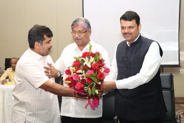 jesalkotharibjp's tweet photo. Got blessings and wishes from our inspiration &amp; leader @Dev_Fadnavis ji &amp; maharashtra bjp state president @ChDadaPatil ji 

Feeling blessed https://t.co/cM6b9j4YOn