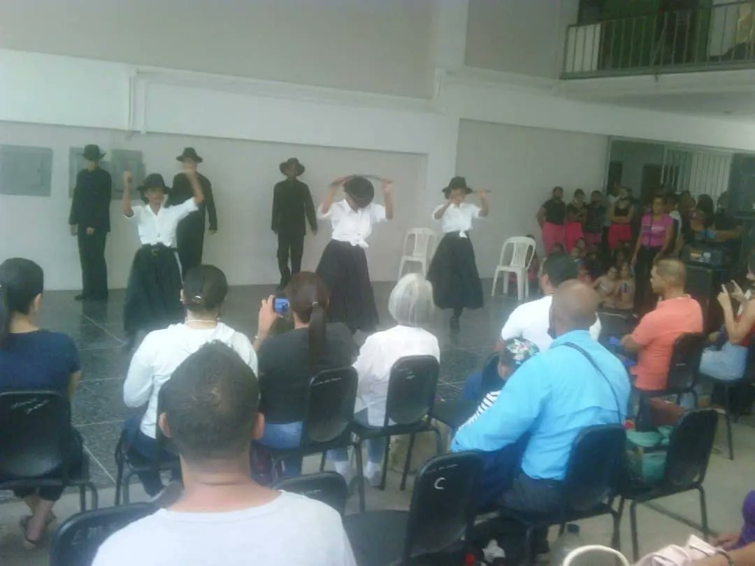 #19Jun 𝐌𝐚𝐠𝐢𝐚 𝐝𝐞 𝐃𝐚𝐧𝐳𝐚𝐬 𝐂𝐚𝐫𝐮́𝐩𝐚𝐧𝐨 𝐫𝐞𝐚𝐥𝐢𝐳𝐨́ 𝐦𝐮𝐞𝐬𝐭𝐫𝐚 𝐝𝐢𝐝𝐚́𝐜𝐭𝐢𝐜𝐚 𝐚 𝐩𝐮́𝐛𝐥𝐢𝐜𝐨 𝐚𝐫𝐚𝐠𝐮̈𝐞𝐧̃𝐨. Actividad apoyada por el <a href="/GobiernoAragua_/">Gobierno Aragua</a>  y la Gob. <a href="/Soykarinacarpio/">Karina Carpio</a> a través de la <a href="/SecCulturaArag2/">@SecCulturaAragua</a> 

#DíaDelPadreEnVictoria