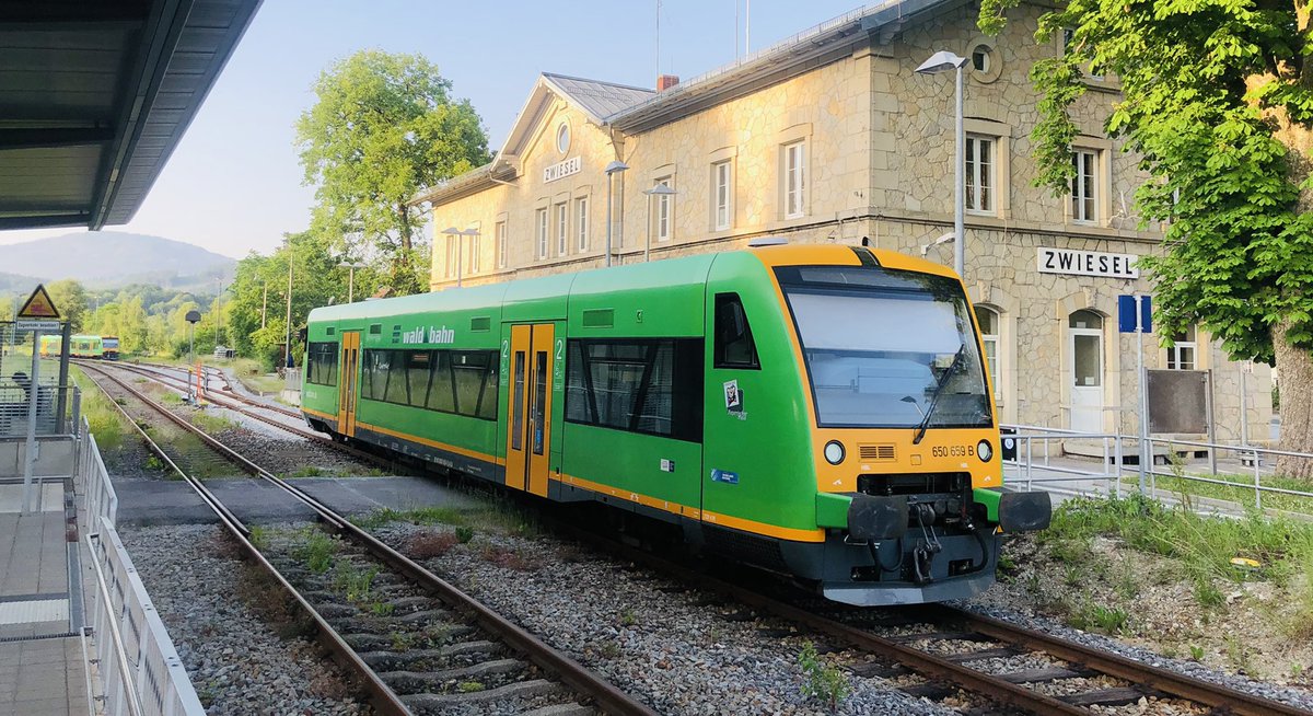 JuergenMistol's tweet photo. Bahnzeit in #Zwiesel #Waldbahn #zugfahrenmachtglücklich #bahnzeit https://t.co/z78c1vURT0