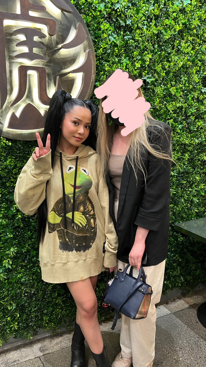 bellapoarchfr's tweet photo. @bellapoarchfr with fan 
( credit @bbygemz ) https://t.co/id6wFEe8nl