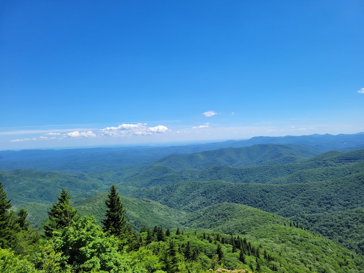 WeatherErik's tweet photo. Sitting pretty with my college rowing buddies up along the @BlueRidgeNPS. #DevilsCourthouse #GraveyardFields #Asheville https://t.co/tcOTUGdk6E