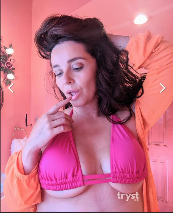 Calling all DILFS + DadBods! Happy #FathersDay2022 💐 In honor of your special day, I'm offering $200<a href="/tag/fathersday2022"class="tags">#FathersDay2022</a>