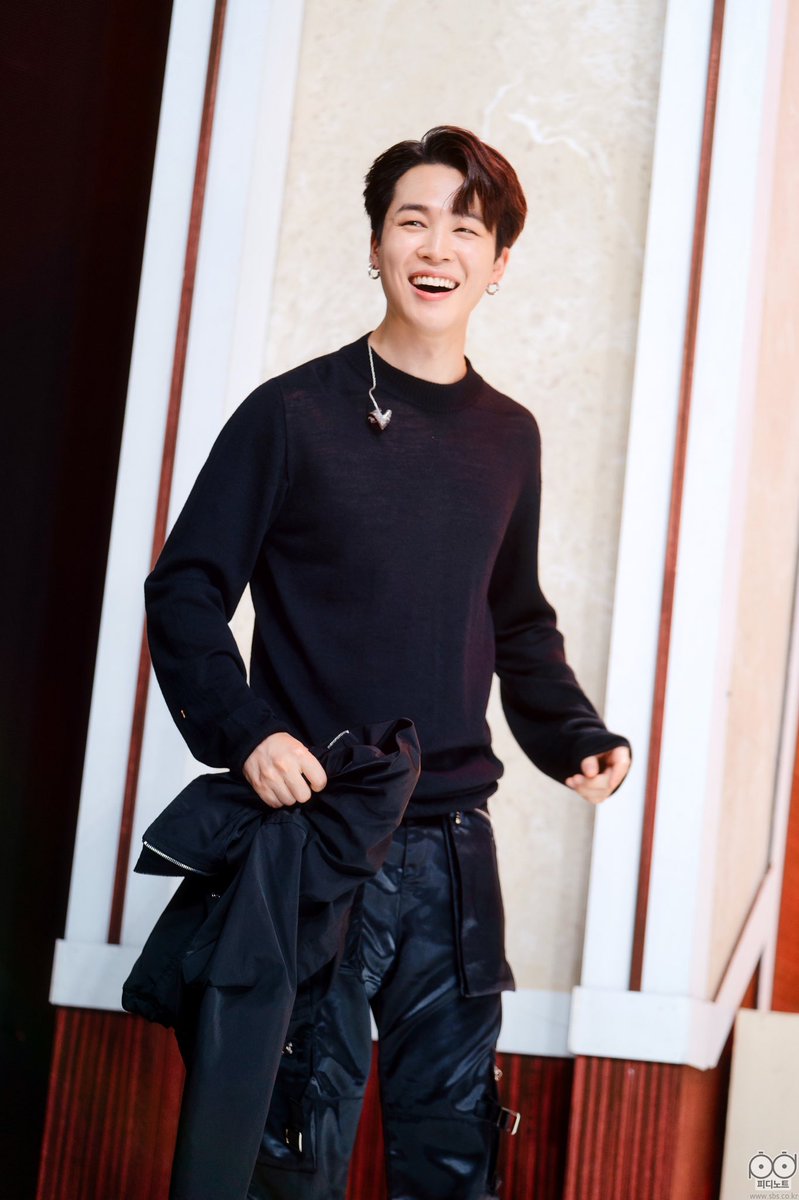 BTSJMTURKEY's tweet photo. Inkigago'da V ve Jin'in ek çekimleri olduğu için sahnede en son onlar kalmış ve Jin "yakışıklılar mı kaldı sadece" demiş. Bunu duyan Jiminie "beni mi çağırdınız" diyerek sahne arkasından fırlamış. Bu fotoğraf tam o an çekiliş. Jiminie sonra utanıp geri kaçmış. https://t.co/Q2ua6PGEyn