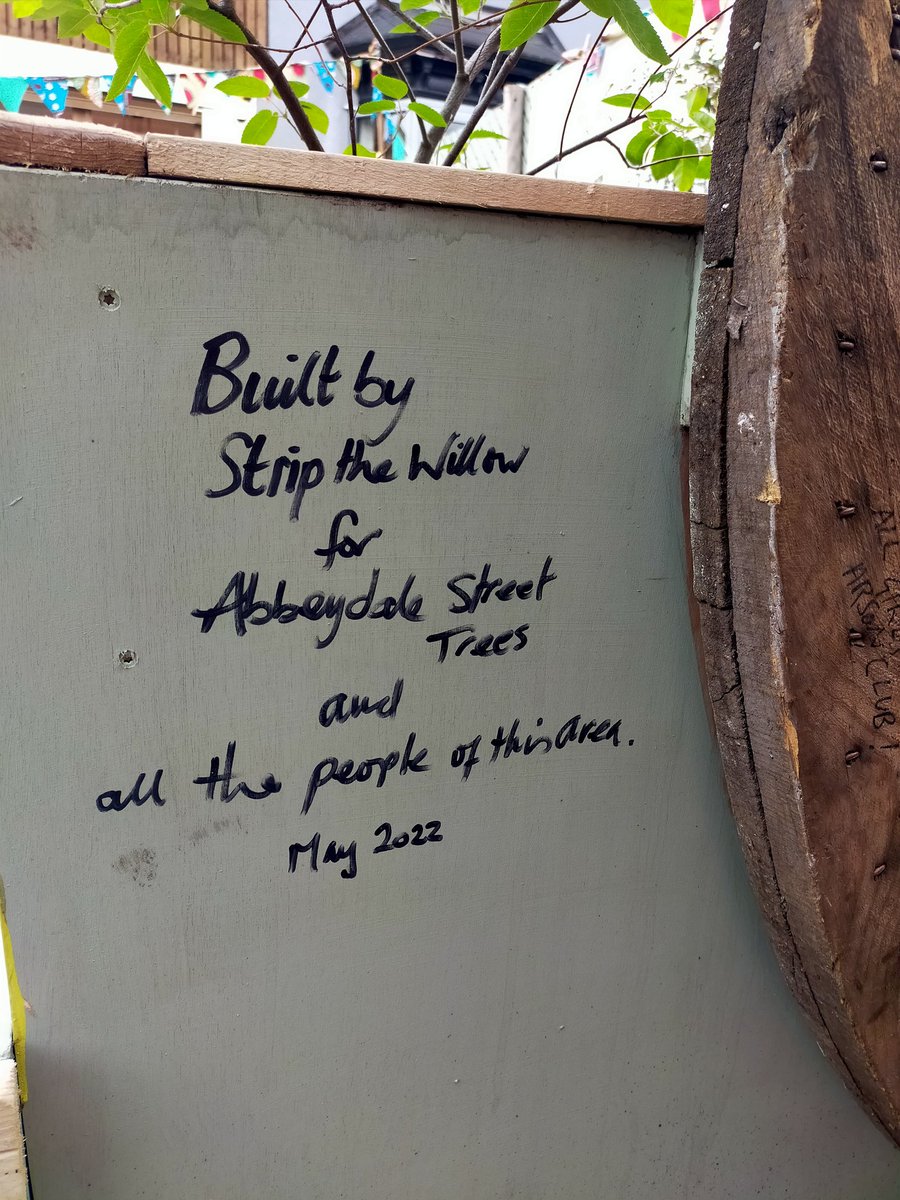 Amazing to see <a href="/AbbeydaleTrees/">Abbeydale Street Trees</a>' new #parklet in #sheffield bringing colour, greenery and a welcoming place to sit &amp; rest or have a chitchat with friends ☺️ Thank you! 

#healthystreets
#cleanair