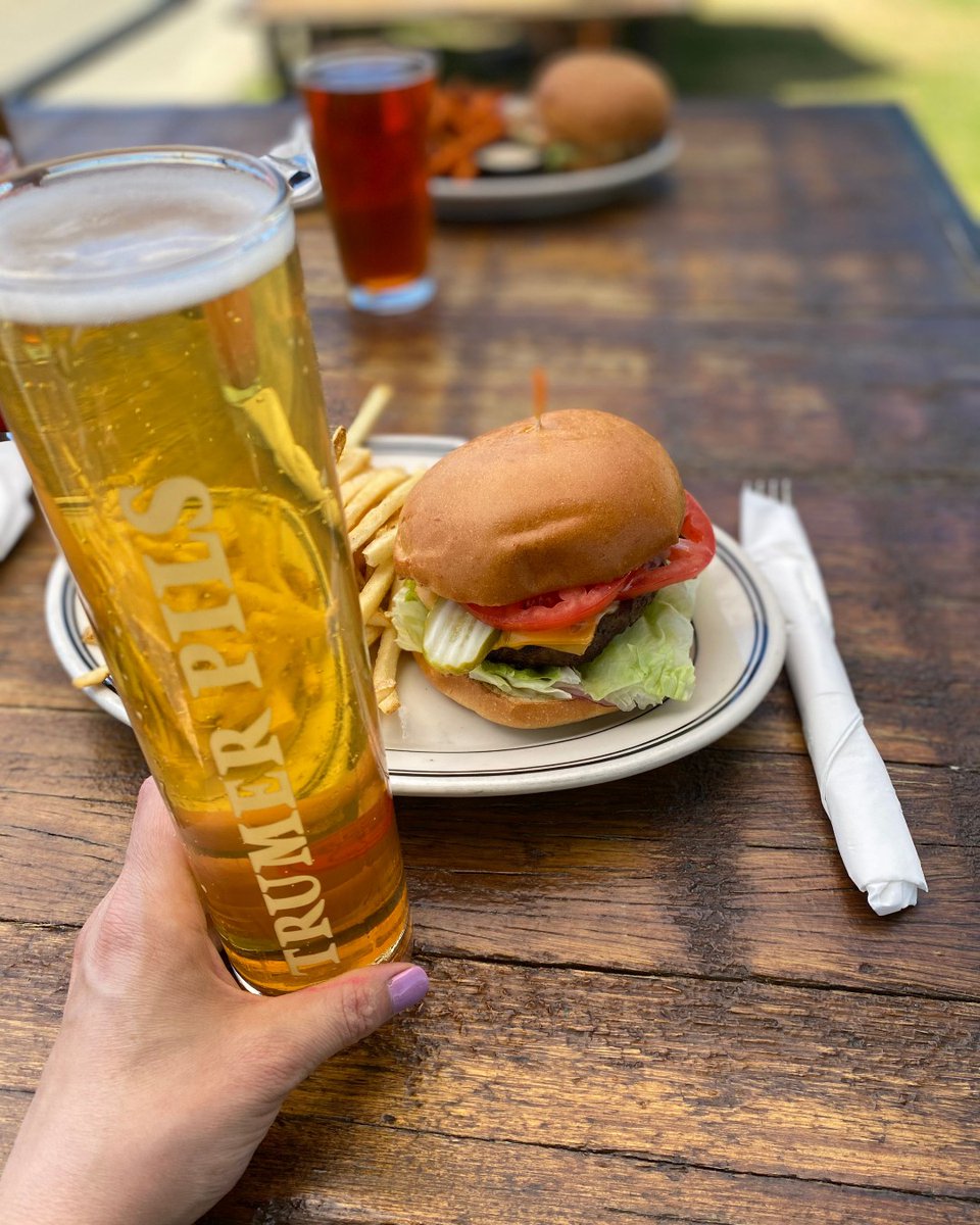 Is there any better gift than a cold beer and a delicious burger for your favorite dad on Father's Day?! 🍔🍻 Happy Father's Day, everyone! 👨‍👧‍👦

#maverickjacks #burlingameca #peninsulafoodies #bayareaeats #familyfriendlyrestaurant #burlingamefoodie #bayarearestaurants