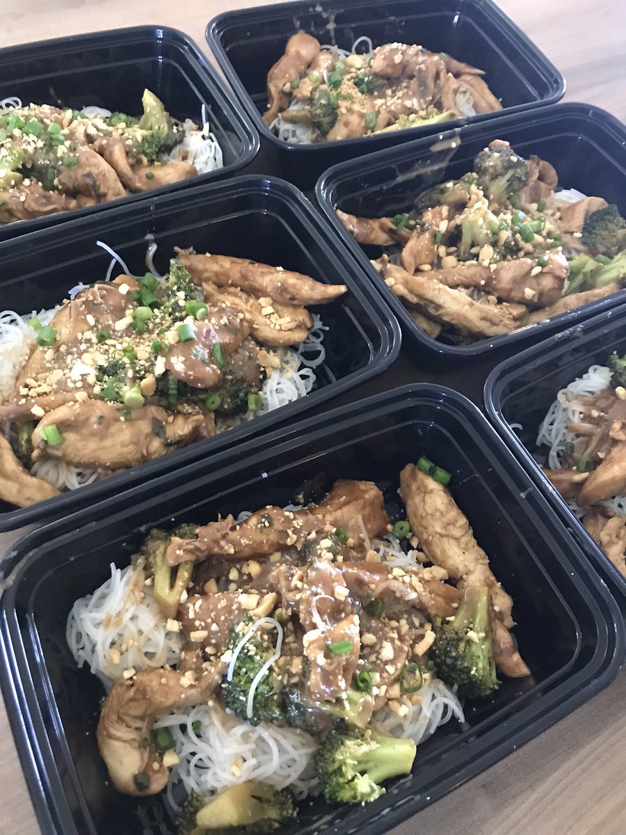 Karl_Pigeon's tweet photo. Parfois, être papa, c’est aussi s’occuper des repas pour la semaine. (Mais qui seront mangés en 2 jours.) https://t.co/p9Vc0DX8vJ