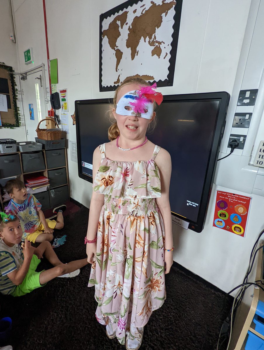BubsyTownhill's tweet photo. STF enjoyed their ‘Brazilian’ party - doing samba dancing, having pancakes, wearing our masks and watching a Mardi Gras parade 🎭💃🏼🇧🇷#tcsea #tcsistf #tcsjstf https://t.co/nlV6l2yPtg