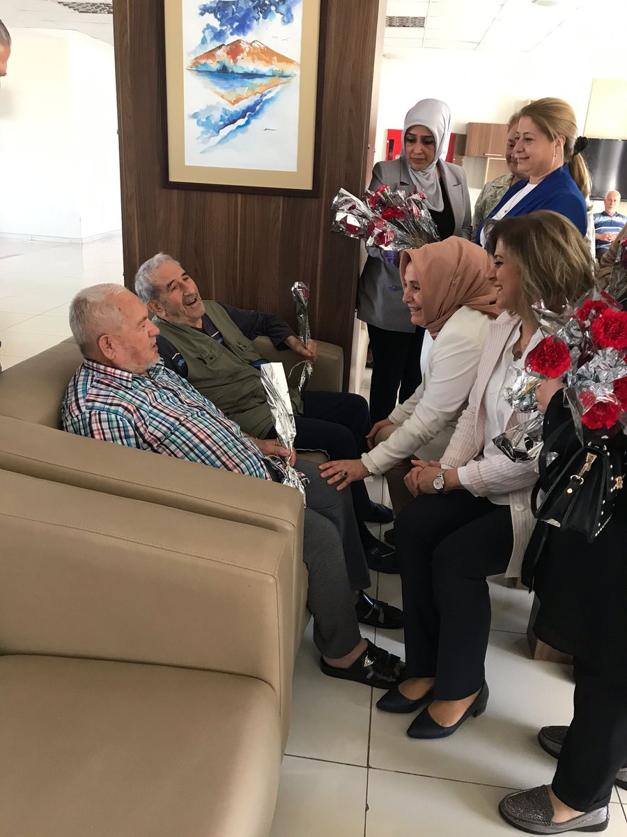 AkSahinbey_27's tweet photo. Kadın kolları başkanımız @Ylmazkran17, yürütme kurulu üyelerimiz, İl Kadın Kolları Başkanımız ve yürütme kurulu üyeleri ile birlikte Babalar Günü münasebetiyle Huzur evindeki kıymetli babalarımızı ziyaret ettiler.
#BabalarGünü
@aysekesir https://t.co/XZJF25QseI