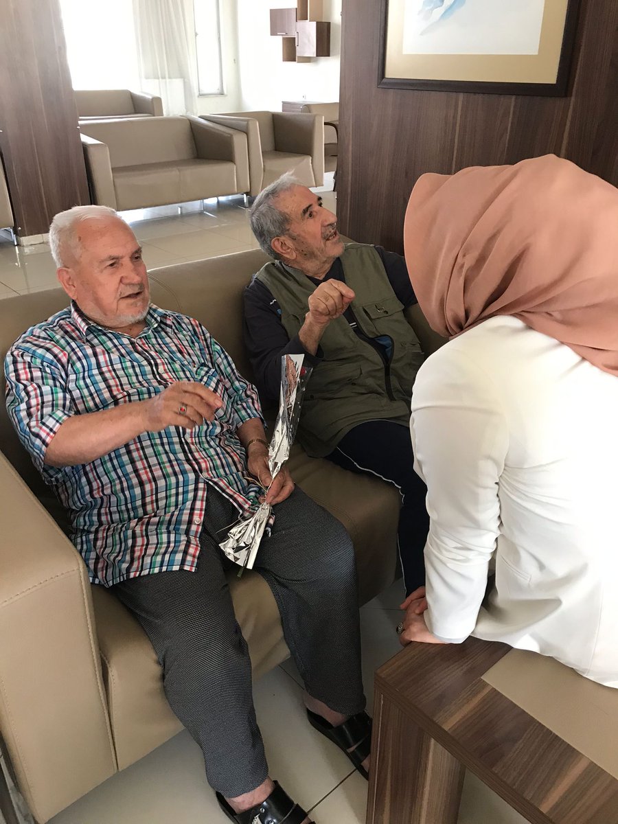 AkSahinbey_27's tweet photo. Kadın kolları başkanımız @Ylmazkran17, yürütme kurulu üyelerimiz, İl Kadın Kolları Başkanımız ve yürütme kurulu üyeleri ile birlikte Babalar Günü münasebetiyle Huzur evindeki kıymetli babalarımızı ziyaret ettiler.
#BabalarGünü
@aysekesir https://t.co/XZJF25QseI