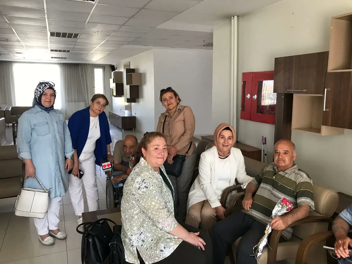 AkSahinbey_27's tweet photo. Kadın kolları başkanımız @Ylmazkran17, yürütme kurulu üyelerimiz, İl Kadın Kolları Başkanımız ve yürütme kurulu üyeleri ile birlikte Babalar Günü münasebetiyle Huzur evindeki kıymetli babalarımızı ziyaret ettiler.
#BabalarGünü
@aysekesir https://t.co/XZJF25QseI